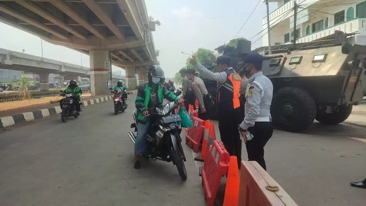 PPKM Hari Keempat di Pos Penyekatan Lampiri Jalan Kalimalang Lebih Kondusif