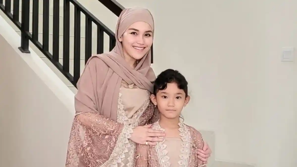 Potret Terbaru Ayu Ting Ting, Berangkat Umrah Bareng Bilqis, Tampil Berhijab & Tanpa Makeup Disorot