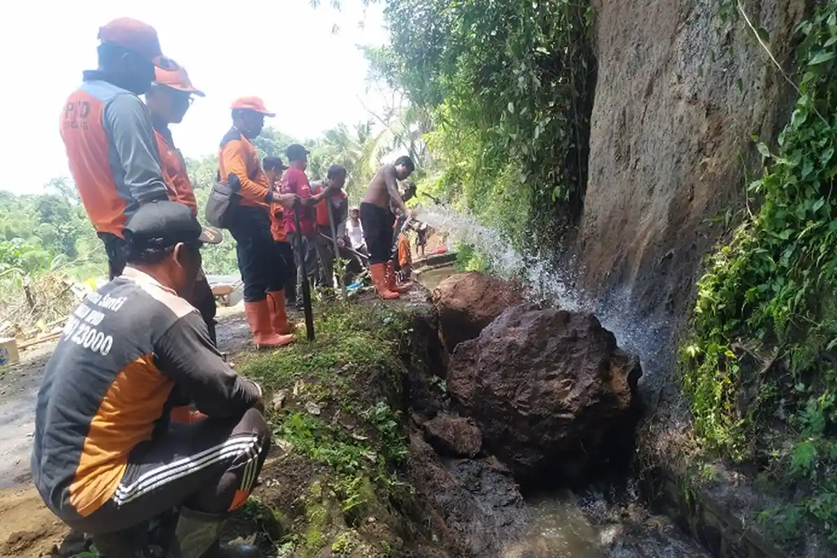 Hujan Deras, Saluran Irigasi di Desa Getakan Klungkung Tertutup Material Tanah Longsor
