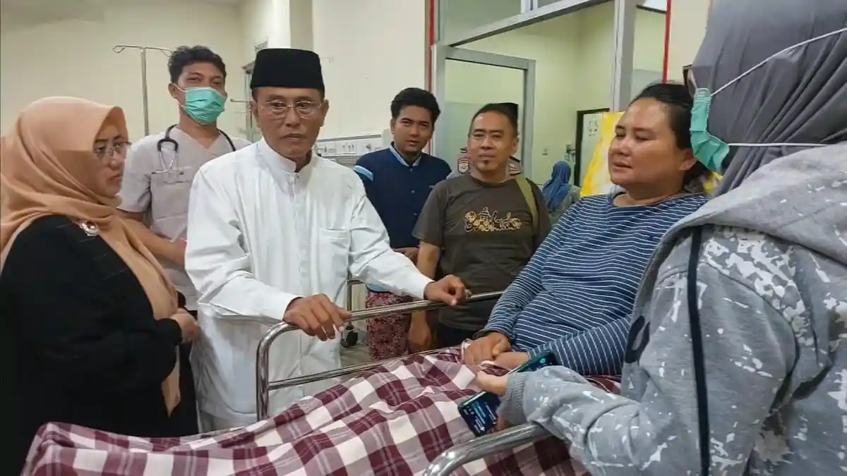 Jenguk Korban Kecelakaan Minibus di Perlintasan Kereta Api, Bupati Herdiat: Saya Doakan Segera Pulih