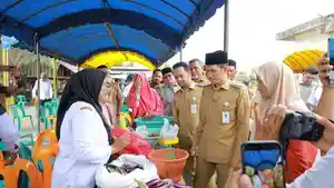 Tarmizi-SP-tinjau-pasar-murah-pada-kegiatan-berkantor-sehari-di-Gampong-Peulanteu-2026.jpg