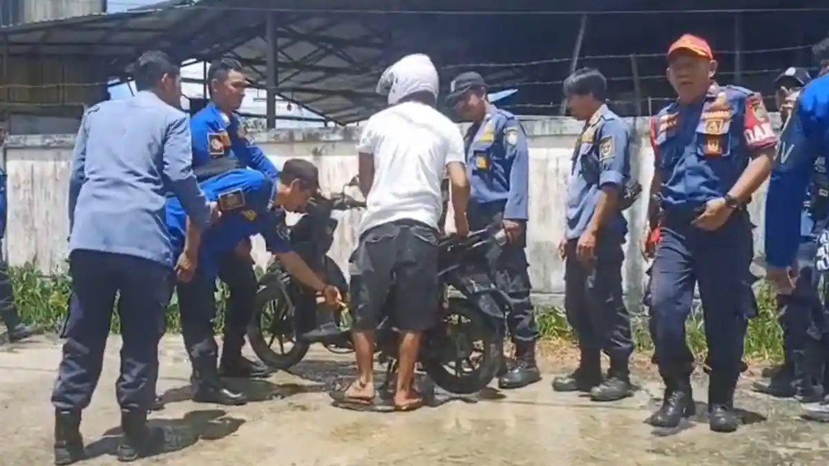 1 Unit Sepeda Motor Terbakar di Malinau, Petugas Damkar yang Ada Dekat Lokasi Bantu Padamkan Api