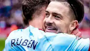 Pemain-Manchester-City-Ruben-Dias-berpelukan-dengan-Jack-Grealish-vvf.jpg