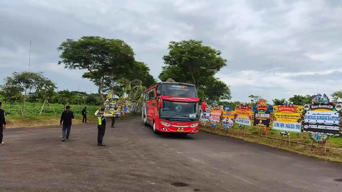 Ribuan Karyawan Lepas Kepergian Michael Bambang Hartono di Makam Keluarga Djarum Rembang