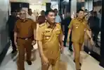 Pengecekan-Sebelum-memulai-tugas-di-ruang-kerjanya-di-lantai.jpg