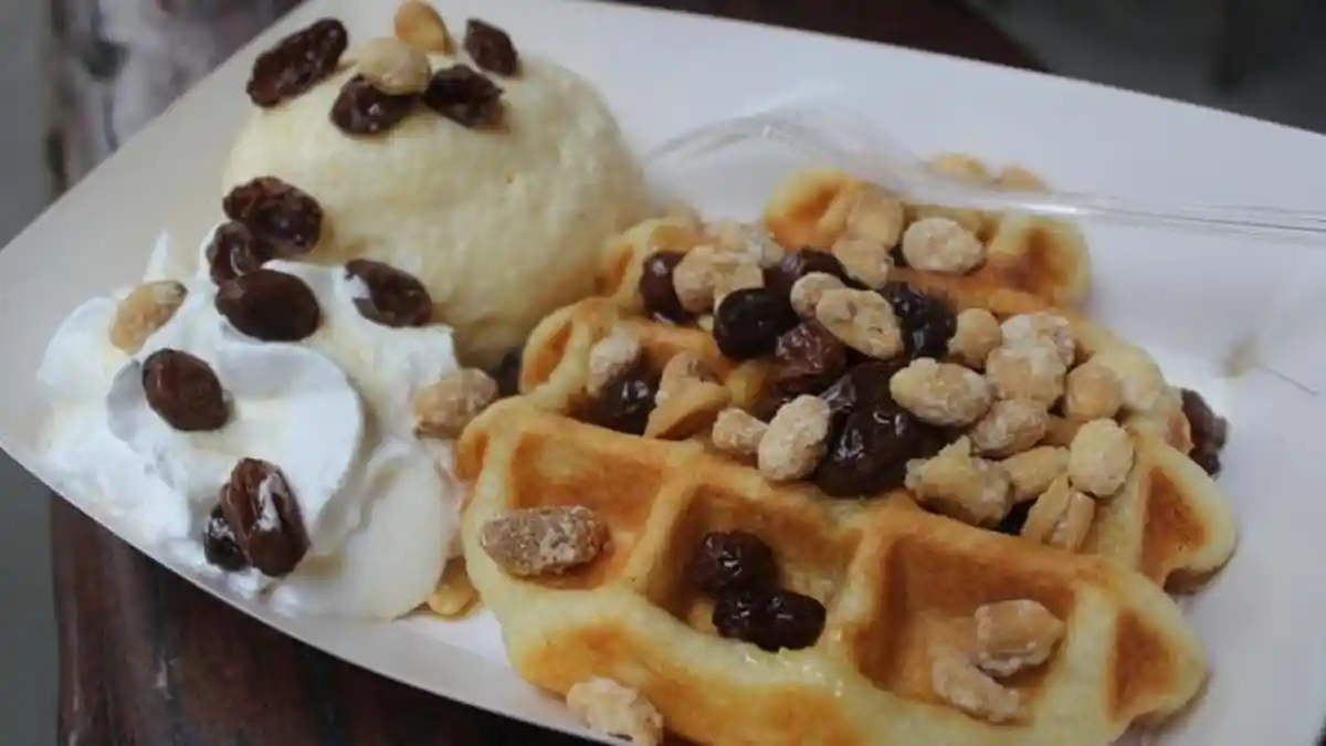 Waffle Biasanya Berisi Es Krim Tapi yang Satu Ini Justru Berisi Daging Sapi dan Ayam