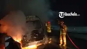 Isuzu-Elf-ludes-terbakar.jpg