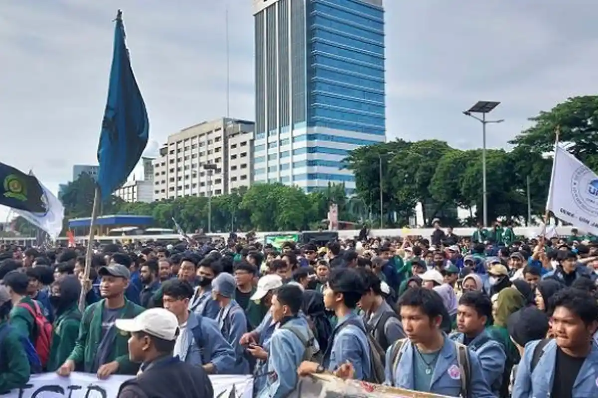 Sore Ini Ribuan Massa Gelar Demonstrasi Tolak Pengesahan UU Cipta Kerja di Depan DPR RI