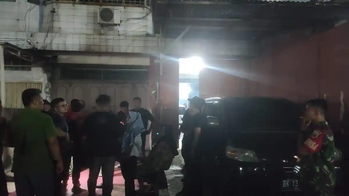 Ngaku Kontraktor Proyek di Binjai, 3 Pekerja di Gudang Miras Oplosan Tampil Necis