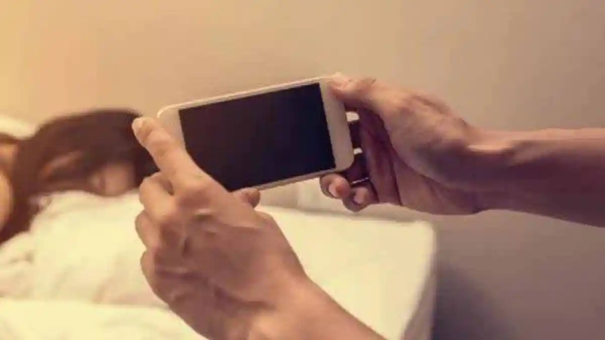 Berniat Mempermalukan Mantan Ceweknya, Pria Ini Sebar Video Syur yang Direkam Sembunyi-sembunyi
