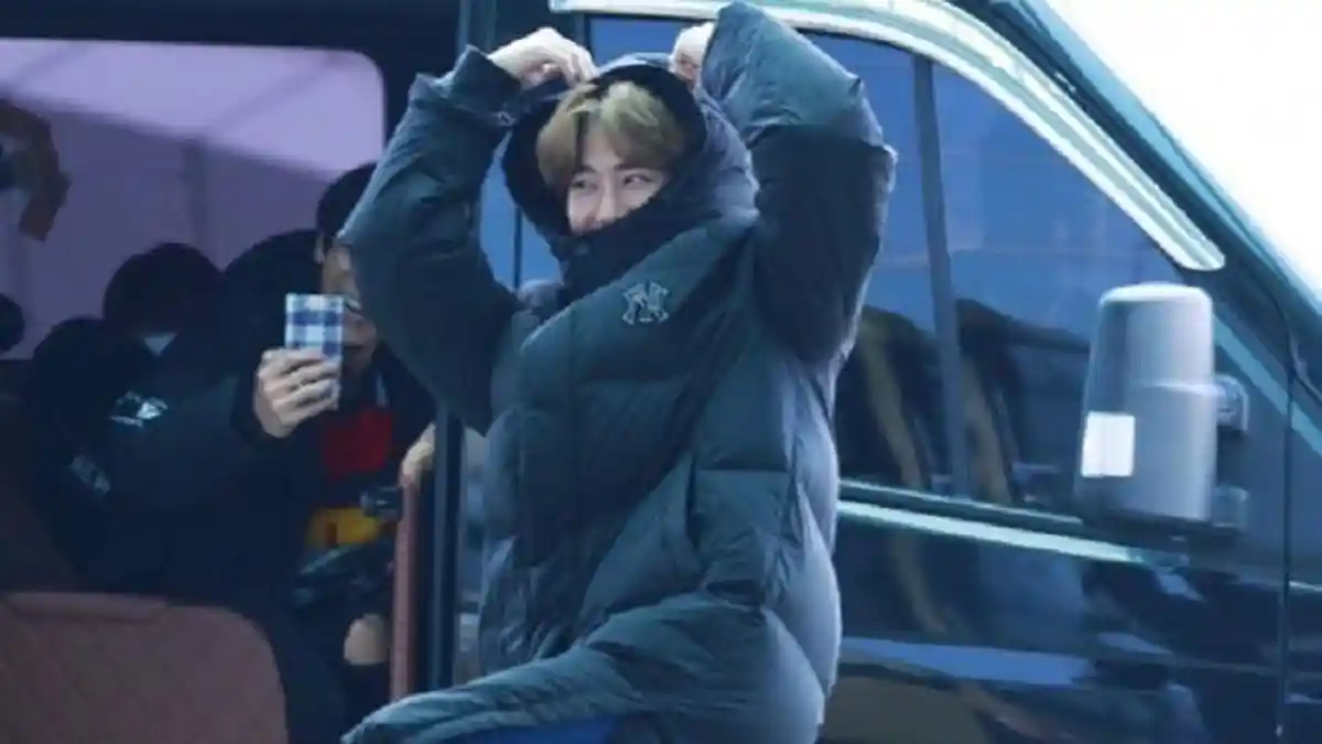 Suho EXO Berguling di Tanah Saat Tiba di Bandara Incheon
