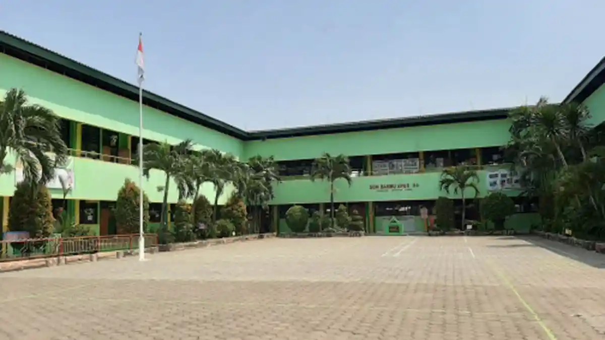 SDN Bambu Apus 04 Manfaatkan Botol Bekas Jadi Pagar Pembatas Hingga Tempat Duduk