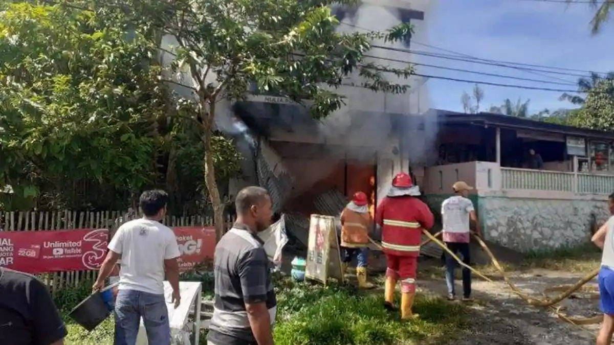 2 Orang Ditemukan Tewas Berpelukan di Ruko yang Terbakar, Diduga Akibat Ledakan Tabung Gas