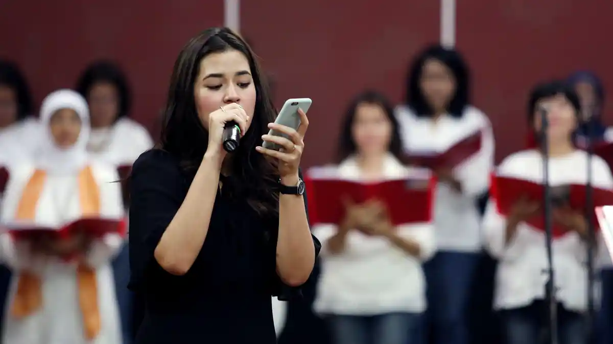 Mulai dari Raisa sampai Marcel Ajak Penonton Kenang Chrisye