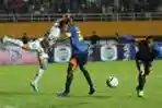 Arema  Cronus Tundukan Persib Bandung