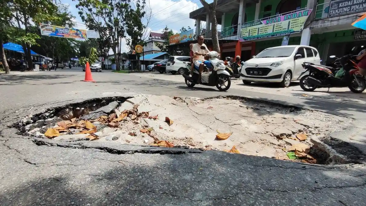 FOTO: Pengendara Berhati-hati, Ruas Jalan Balam Pekanbaru Ada yang Amblas - FOTO_Pengendara_Berhati-hati_Ruas_Jalan_Balam_Pekanbaru_Ada_yang_Amblas_2.jpg