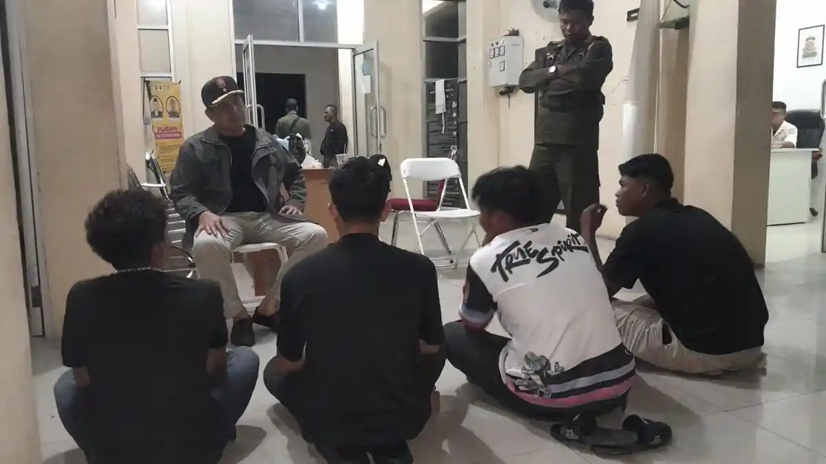 Satpol PP dan WH Amankan 4 Pemuda di RTH Tapaktuan, Temukan Tuak di Dua Lokasi - Serambinews.com