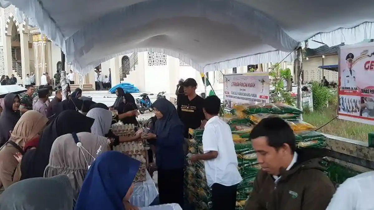 Pasar Murah Digelar di Kecamatan Mentaya Hilir Selatan, Emak-emak Rela Berjejal Dapatkan Sembako