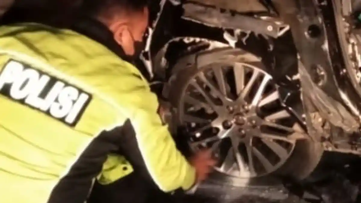 BREAKING NEWS - Drummer Grup Musik Debu, Daood Abdullah Al Daood Kecelakaan di Tol Paspro