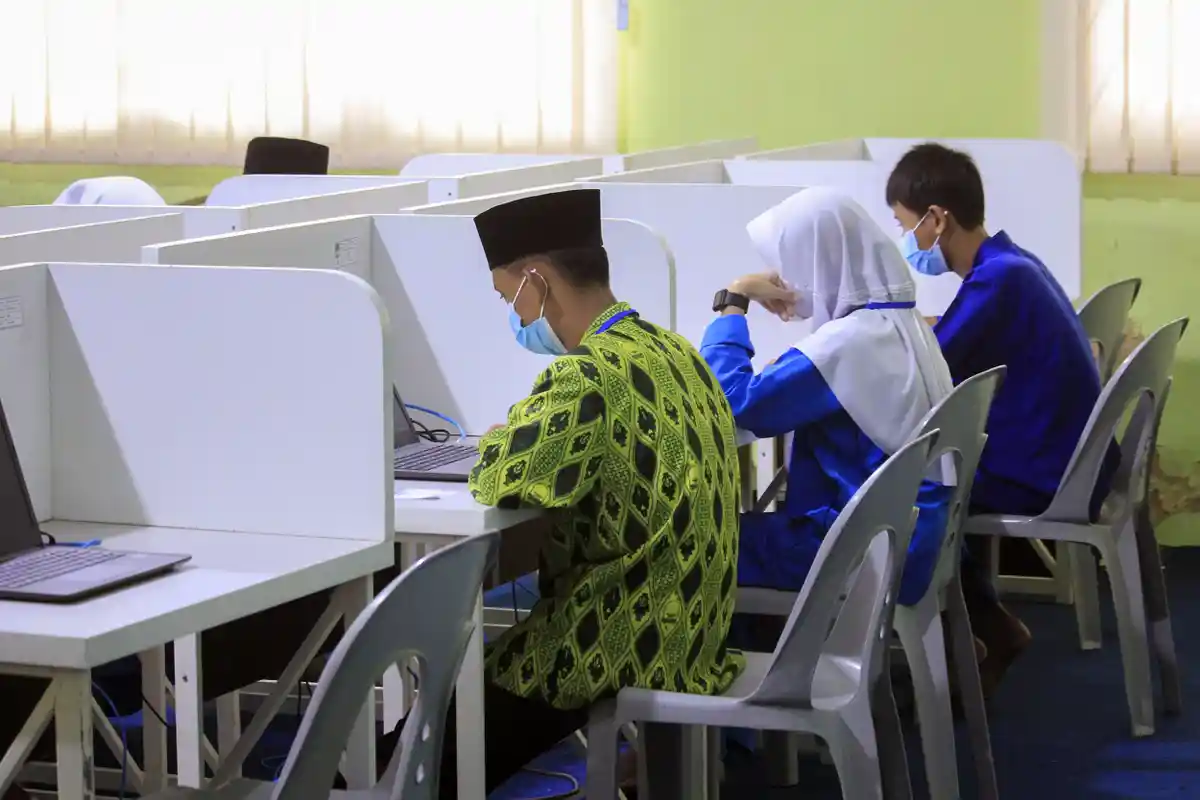 Kunci Jawaban Bahasa Inggris Kelas 8 Halaman 215, Section 5 Reading Picture 4.12