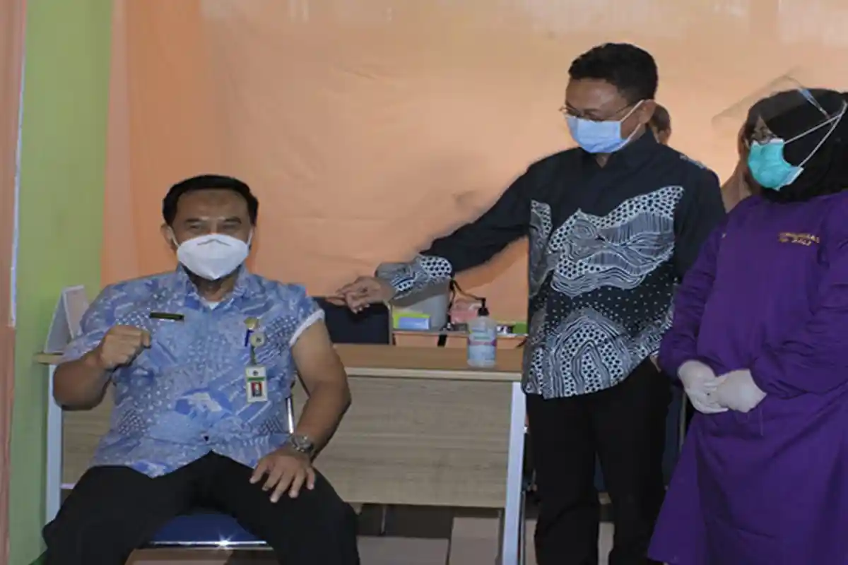 Jadi Orang Pertama Disuntik Vaksin, Kadiskes Pontianak Sidiq Handanu: Masih Sakit Digigit Nyamuk