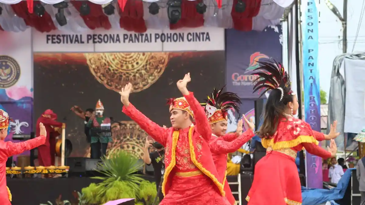 Pejabat Kemenparekraf Cicipi Produk UMKM pada Festival Pantai Pohon Cinta Pohuwato