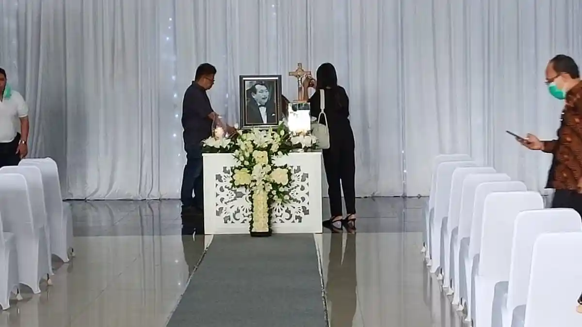 Suasana Pelayat Robby Sumampouw di Thiong Ting Solo, Karyawan hingga Kolega Mulai Berdatangan