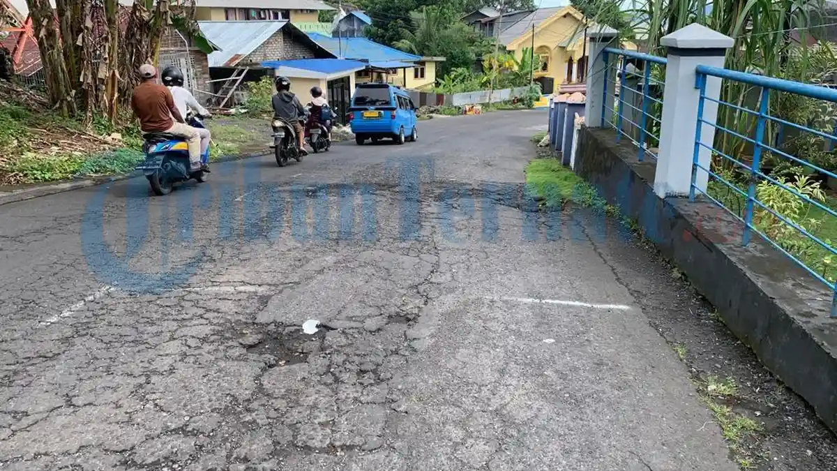 Pengendara Keluhkan Jalan Berlubang di Depan Benteng Tolukko Ternate