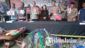 Kapolres-Tulungagung-AKBP-Taat-Resdi-memegang-petasan-ukuran-besar-yang-jatuh.jpg