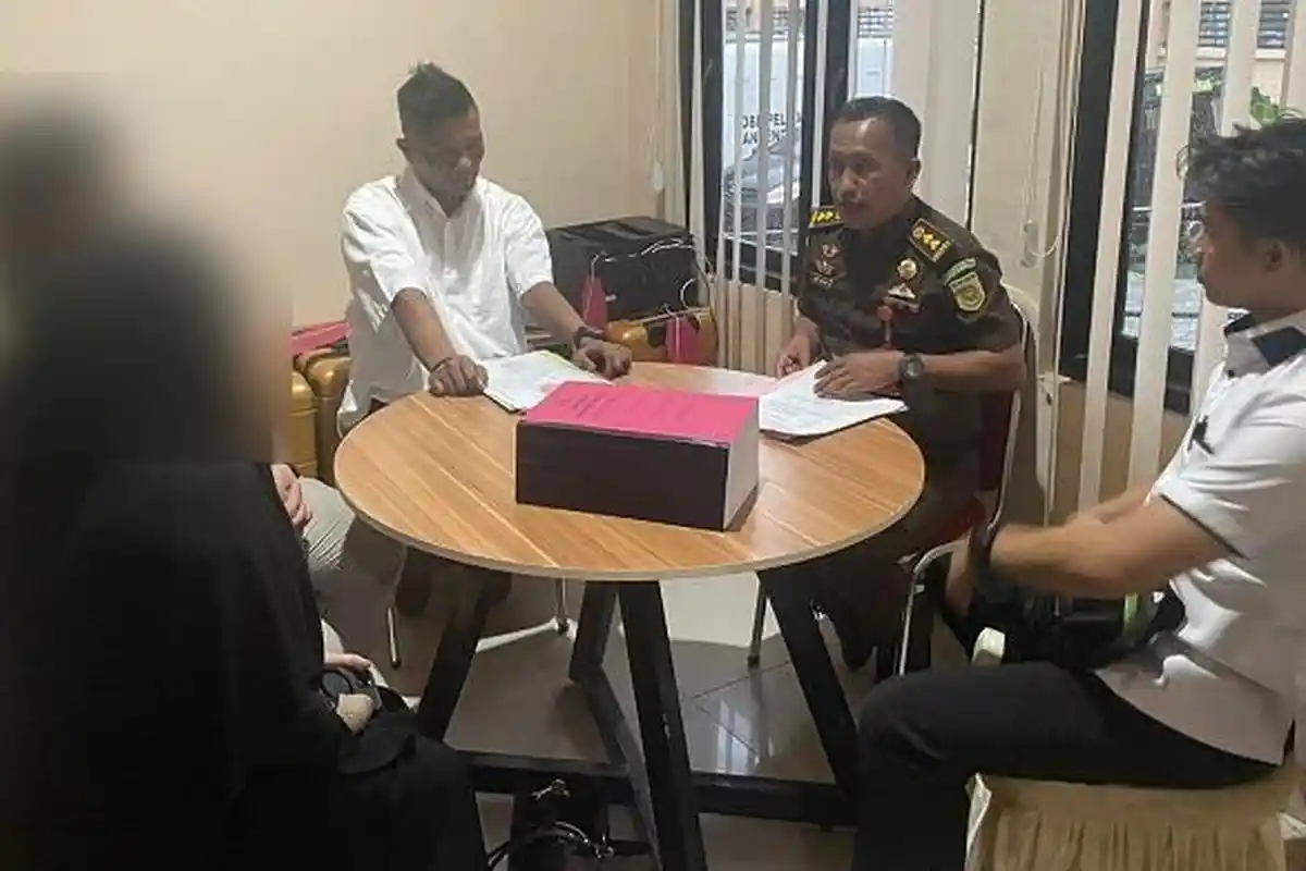 Berkas Lengkap, Tersangka Kasus Dugaan Penipuan Travel Umrah di Kendari Diserahkan ke Kejati Sultra