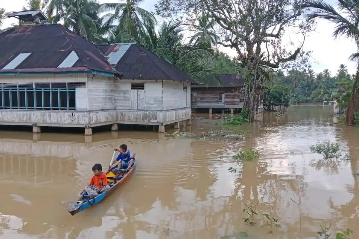 1.608 KK Warga Inuman Kuansing Sahur dan Buka Puasa dalam Banjir, Begini Kondisinya