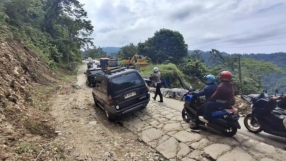 Pasca Longsor, Arus Lalulintas di Kilo 9 Jalur Kebun Kopi Sulteng Masih Macet