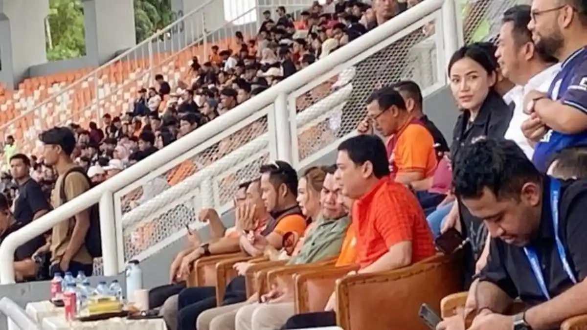 Rudy Mas'ud dan Andi Harun Sorak dari Tribun VIP, Babak Pertama Borneo ...
