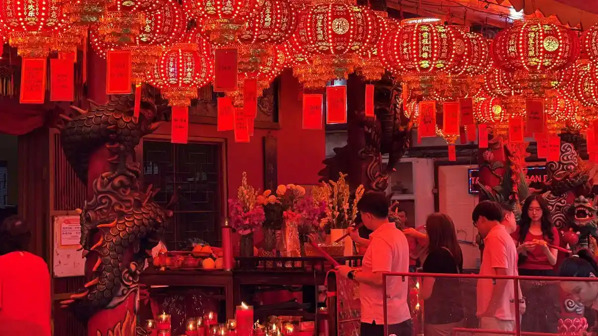 Ribuan Lampion dan Wangi Hio Warnai Doa Imlek di Vihara Amurva Bhumi