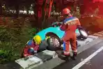 Dini Hari, Taksi Listrik Terperosok Parit di Jalan Frontage A Yani Surabaya, Diduga Sopir Mengantuk