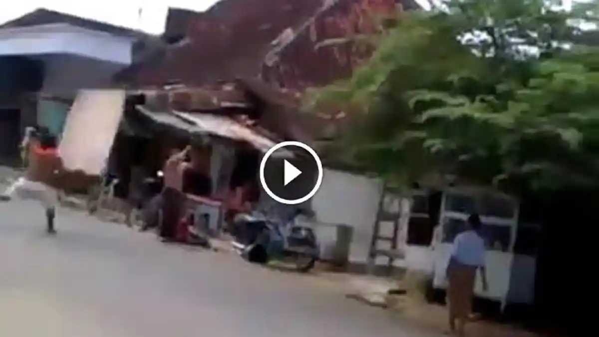 Situbondo Gempar! 'Pak Ogah' Disabet Parang di Tengah Jalan, Bikin Ngeri