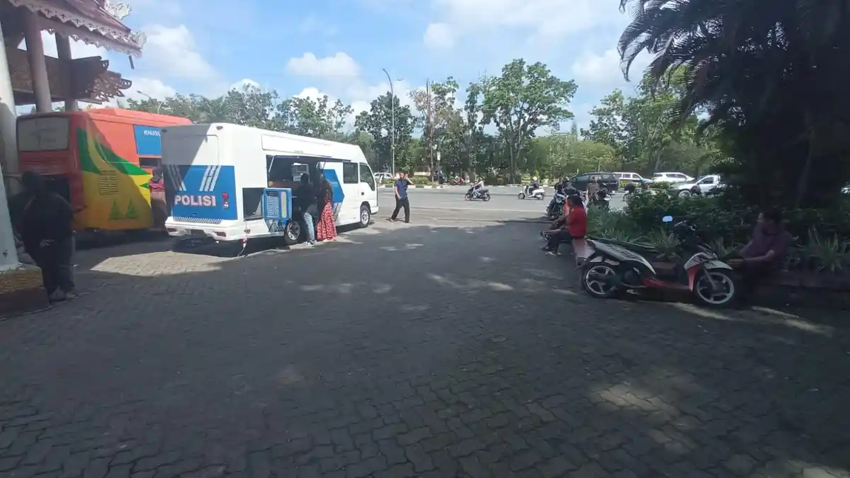 FOTO: Warga Membuat SIM di Layanan SIM Keliling Pekanbaru - FOTO_Warga_Membuat_SIM_di_Layanan_SIM_Keliling_Pekanbaru_2.jpg