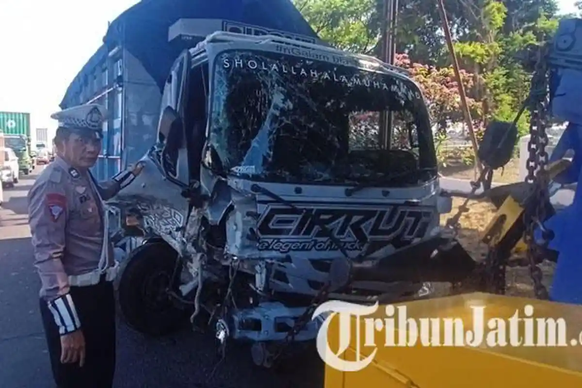 Kecelakaan di Surabaya, Truk Muatan Saus Ringsek Usai Tabrak Truk yang Mogok di Lajur Kanan