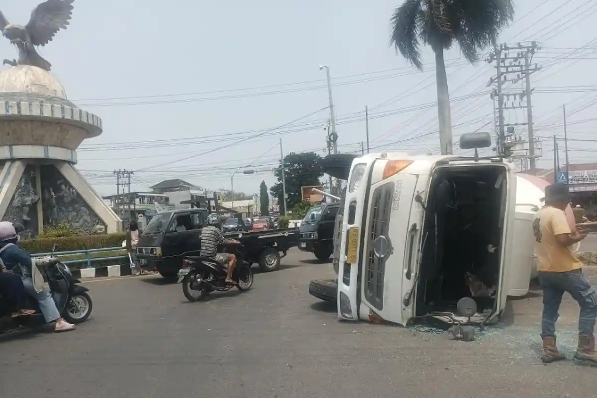 Hindari Pelajar Terobos Lampu Merah, Truk Molen Pengangkut Semen di Bengkulu Terguling