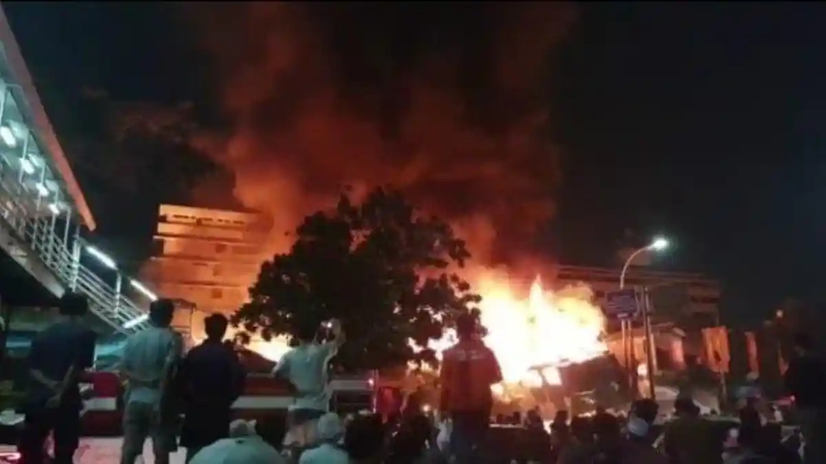 Kondisi Terkini Pasar Gembrong Jakarta, Kobaran Api Belum Padam Hingga Tengah Malam