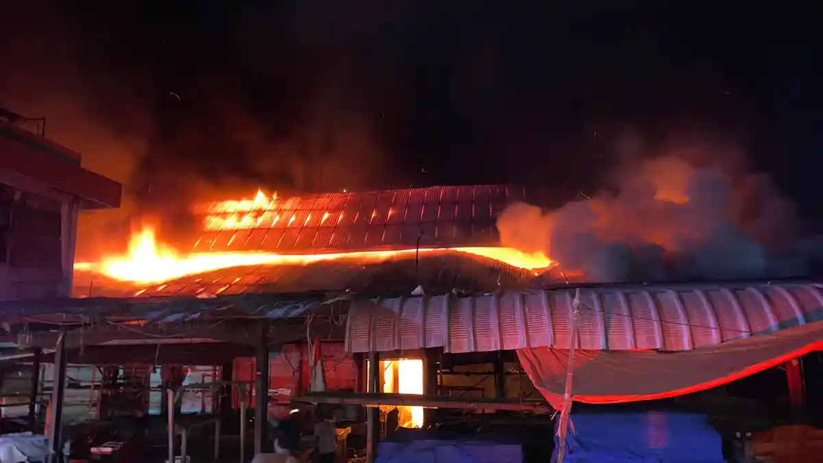 Inalillahi! Malam Ini Ratusan Kios di Pasar Leuwiliang Bogor Terbakar, Damkar Masih Berjuang