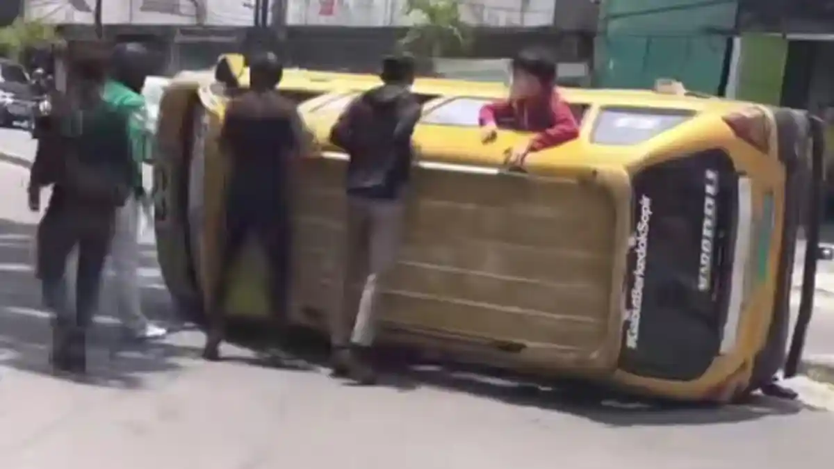 Angkot Terguling di Jalan Thamrin Medan, Tabrak Pembatas Jalan Usai Hindari Motor
