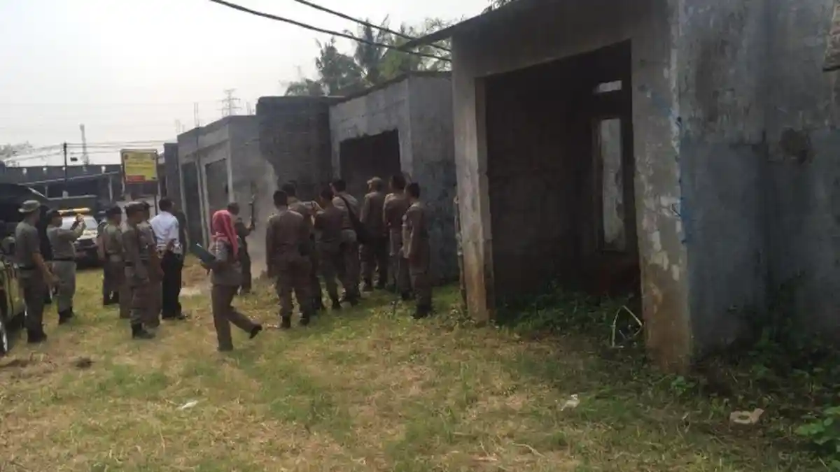 Satpol PP Bongkar Bangunan Rumah Cluster di Cipayung