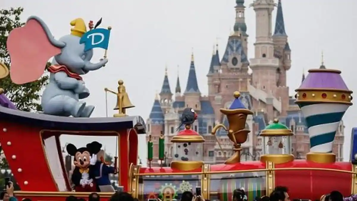 California Alami Lonjakan Kasus Covid-19, Disneyland Batal Dibuka