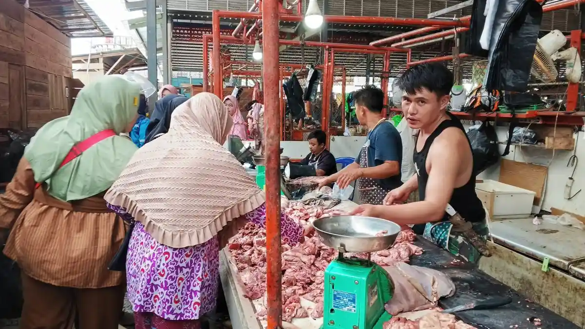 Pegadang Daging Sapi di Pasar Inpres Muara Enim Kebanjiran Berkah, Harganya Rp 140 Perkilo