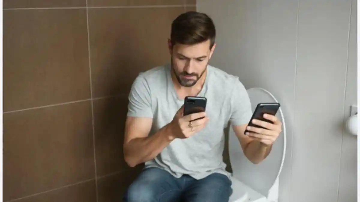 Bahaya Main HP Sambil BAB, Benarkah Bisa Menyebabkan Wasir?