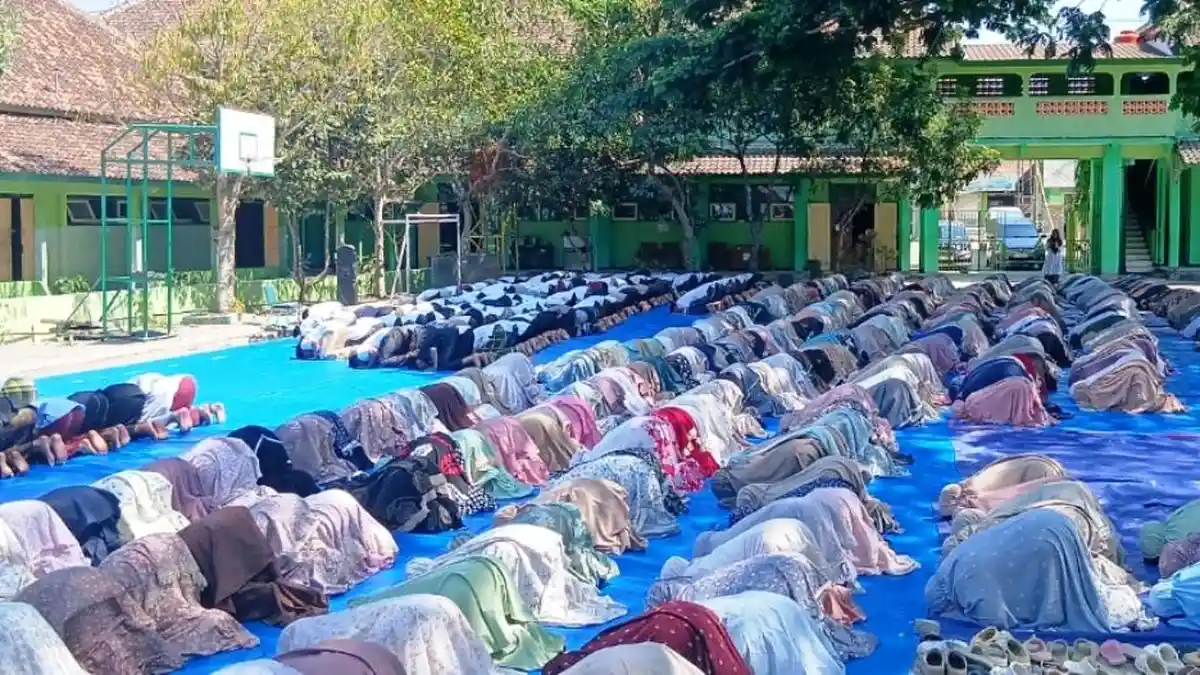 Ribuan Siswa MAN Blora Salat Istisqa di Momen Hari Santri, Berharap ...