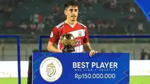Francisco-Rivera-saat-menerima-penghargaan-best-player-Liga-1-20232024.jpg
