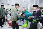 Pj-Gubernur-Jateng-Nana-Sudjana-menyambut-kedatangan-jemaah-haji-kloter.jpg