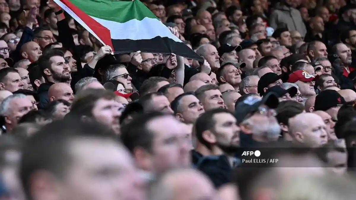 Bendera Palestina Berkibar di Laga Liverpool vs Everton: Demi Allah, Selamatkan Gaza!